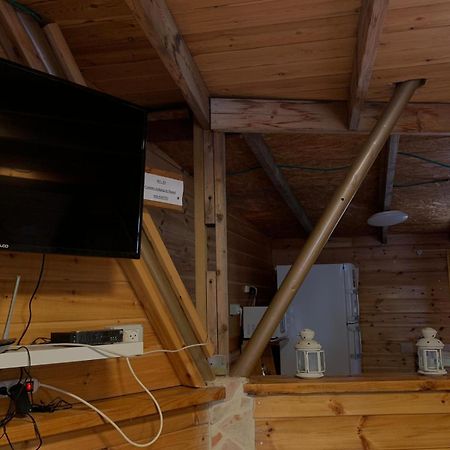 בקתת עץ בחורש במנות - דום גיאודזי - Wooden Cabin In Manot Exterior photo