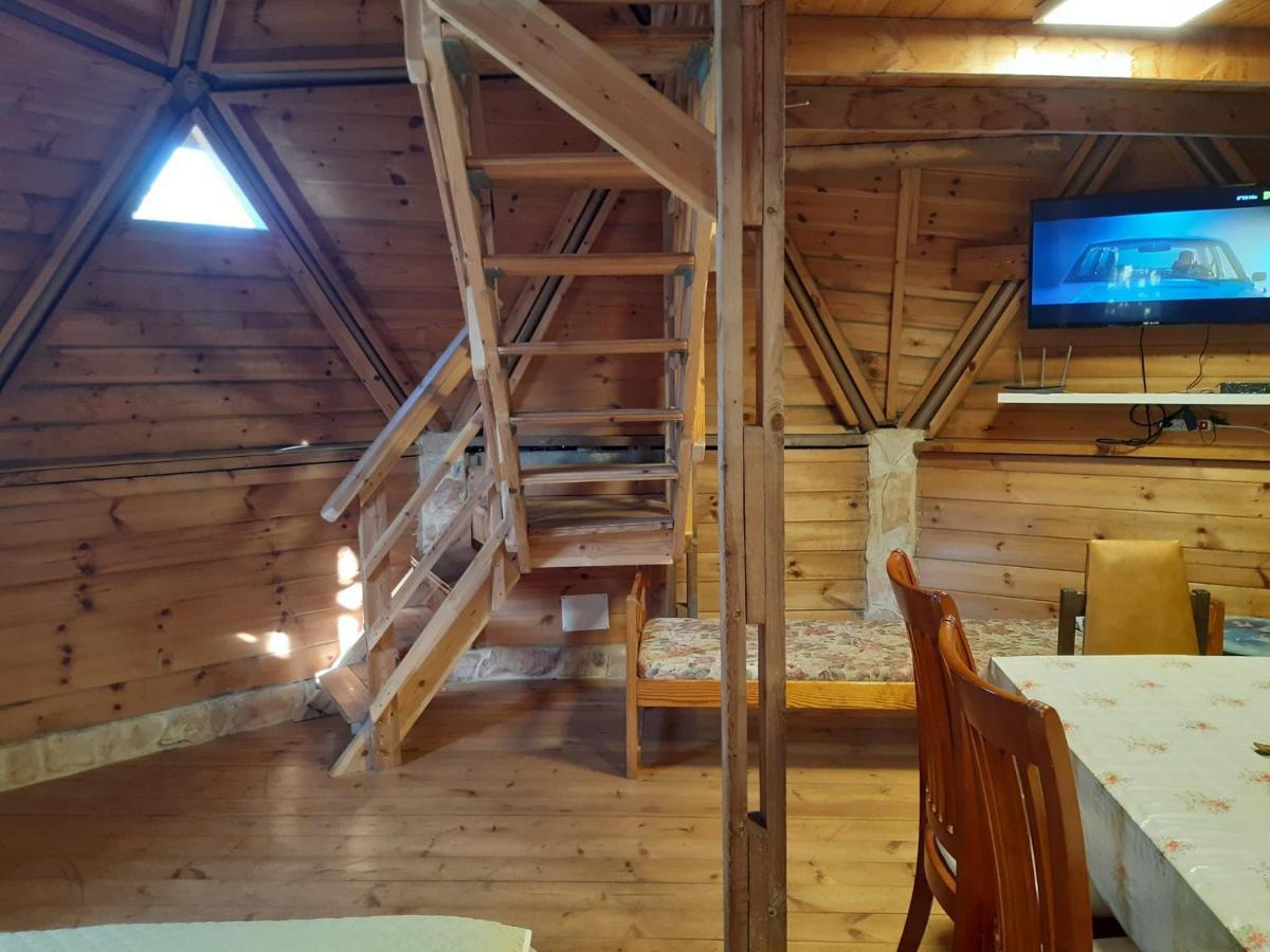 בקתת עץ בחורש במנות - דום גיאודזי - Wooden Cabin In Manot Exterior photo