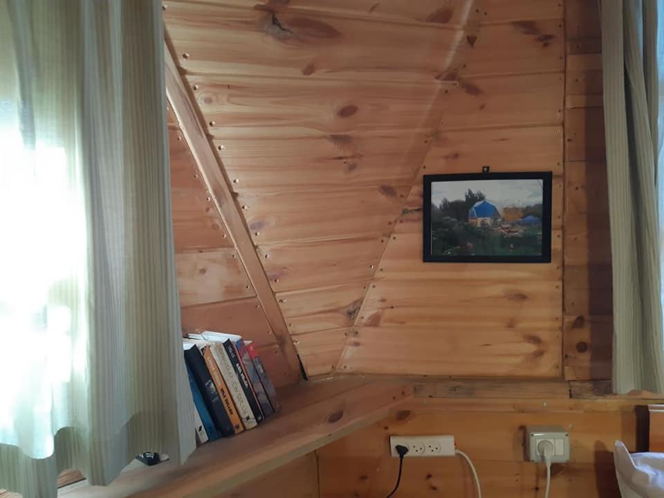 בקתת עץ בחורש במנות - דום גיאודזי - Wooden Cabin In Manot Exterior photo