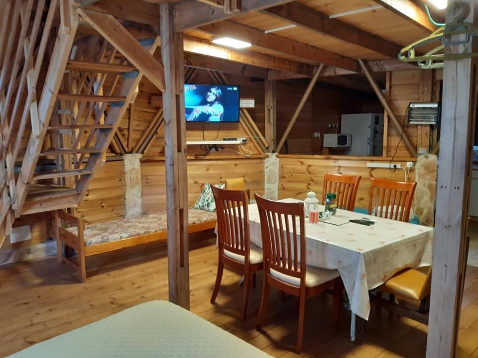 בקתת עץ בחורש במנות - דום גיאודזי - Wooden Cabin In Manot Exterior photo