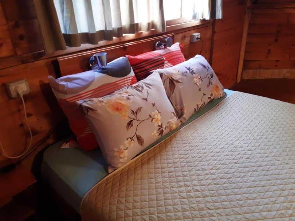 בקתת עץ בחורש במנות - דום גיאודזי - Wooden Cabin In Manot Exterior photo