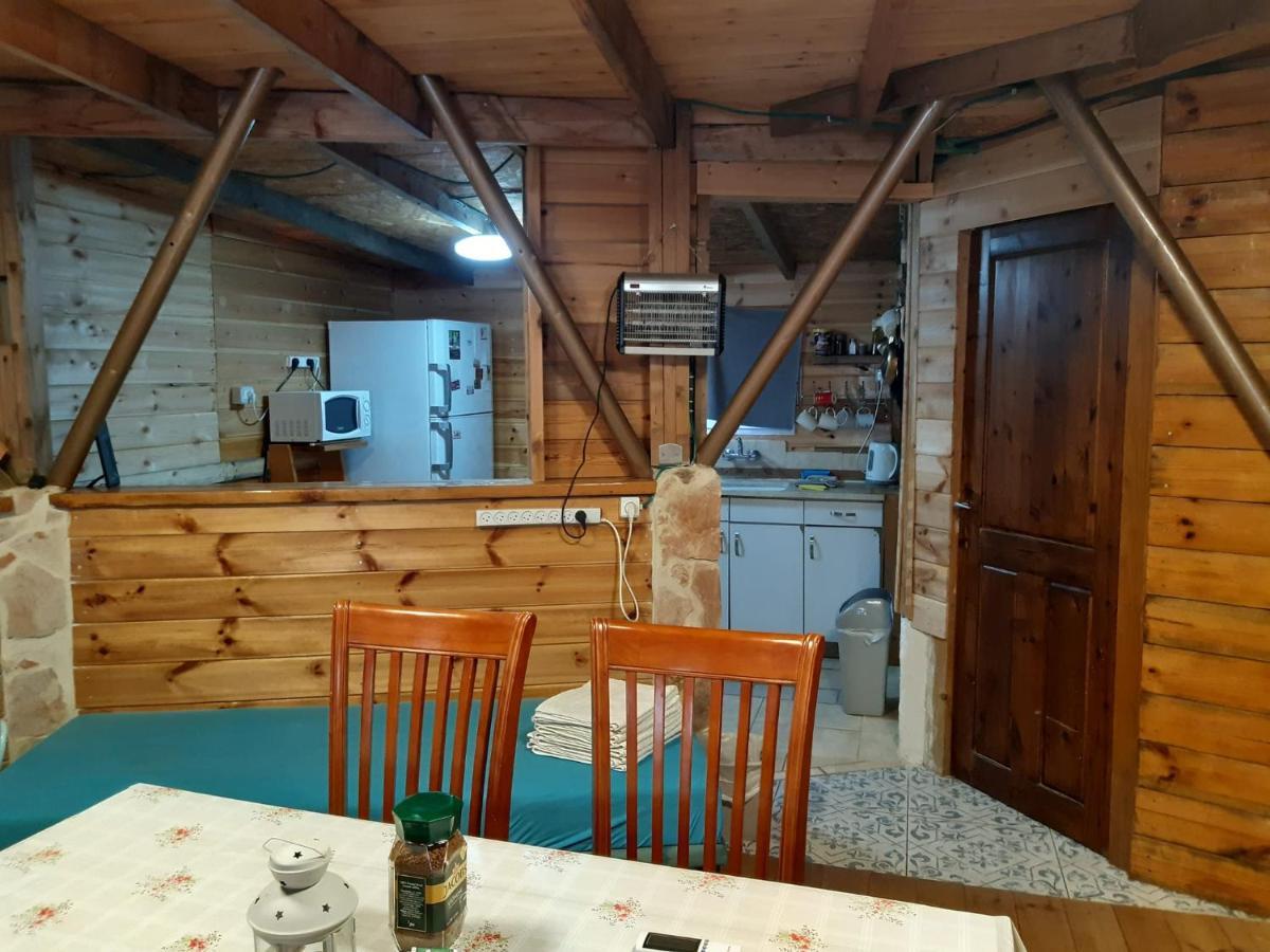 בקתת עץ בחורש במנות - דום גיאודזי - Wooden Cabin In Manot Exterior photo