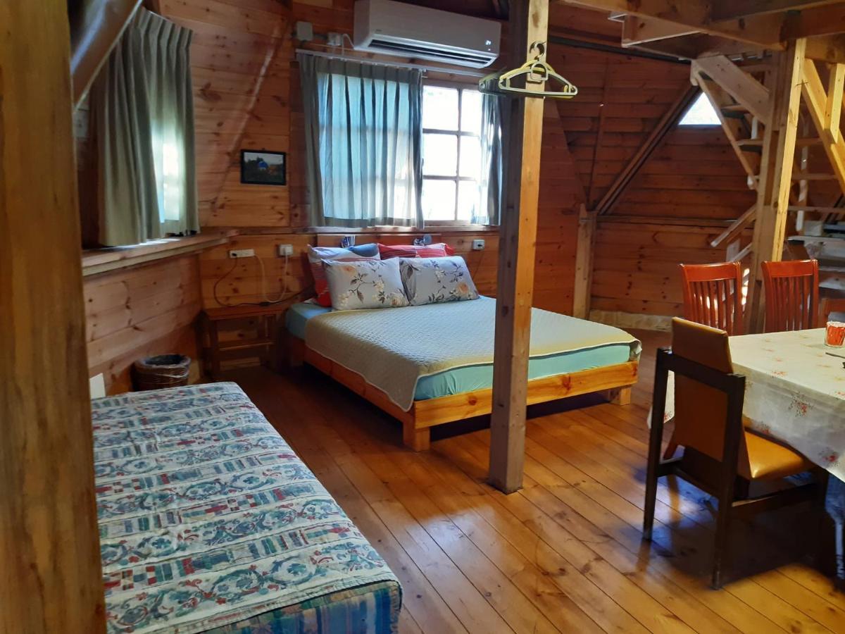 בקתת עץ בחורש במנות - דום גיאודזי - Wooden Cabin In Manot Exterior photo