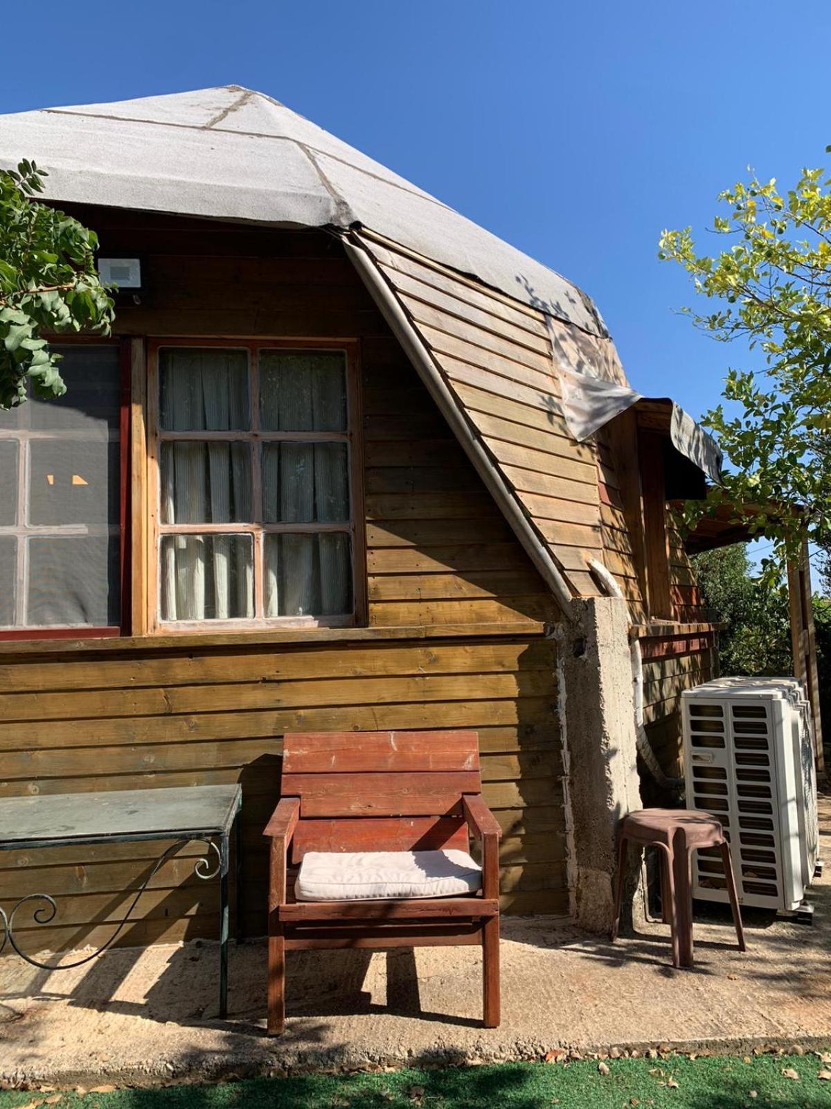בקתת עץ בחורש במנות - דום גיאודזי - Wooden Cabin In Manot Exterior photo