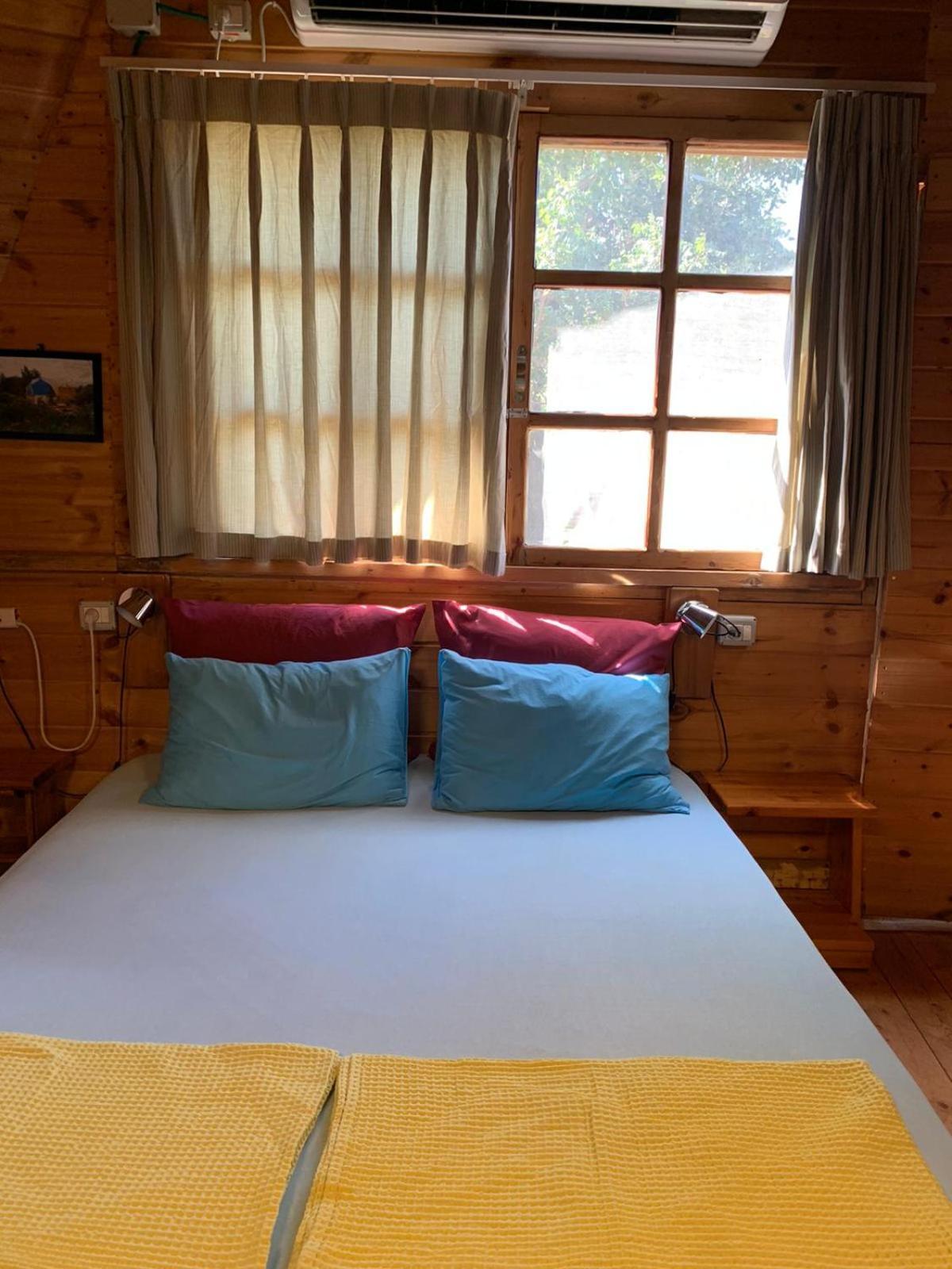בקתת עץ בחורש במנות - דום גיאודזי - Wooden Cabin In Manot Exterior photo