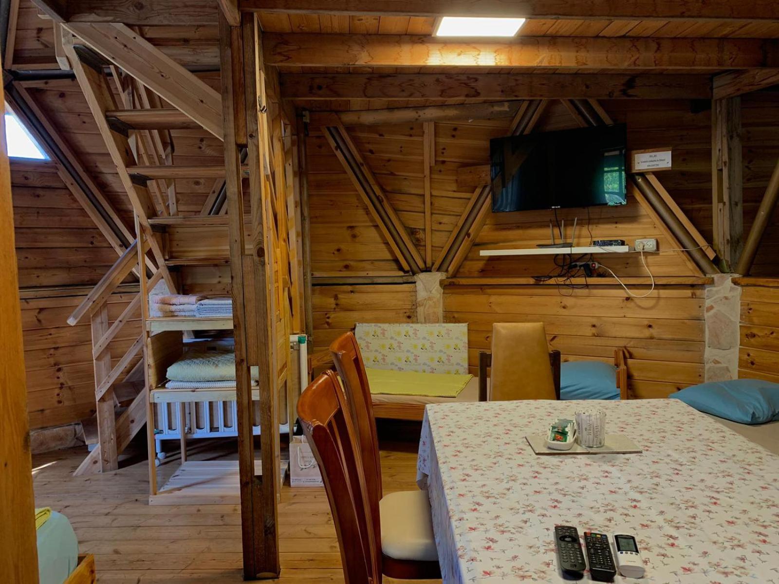 בקתת עץ בחורש במנות - דום גיאודזי - Wooden Cabin In Manot Exterior photo